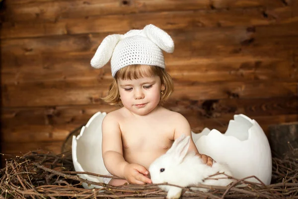 Pieni tyttö jäniksen asussa. — kuvapankkivalokuva