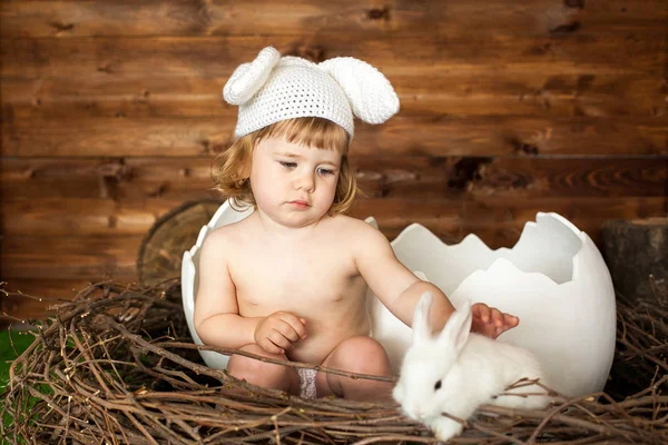 Pieni tyttö jäniksen asussa. — kuvapankkivalokuva