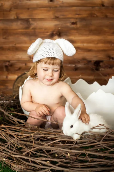 Uma menina com um traje de coelho — Fotografia de Stock