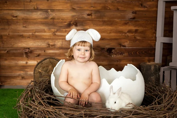 Uma menina com um traje de coelho — Fotografia de Stock