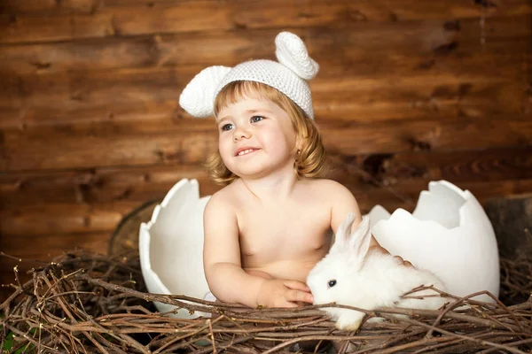 Uma menina com um traje de coelho — Fotografia de Stock