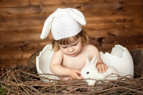 Uma menina com um traje de coelho — Fotografia de Stock