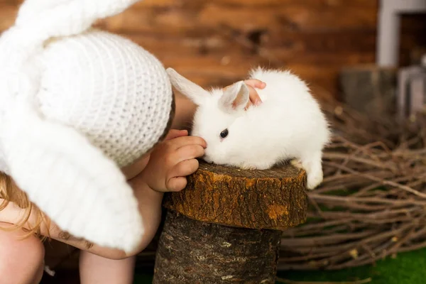 Una niña con disfraz de conejo —  Fotos de Stock