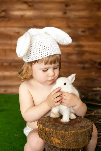 Uma menina com um traje de coelho — Fotografia de Stock