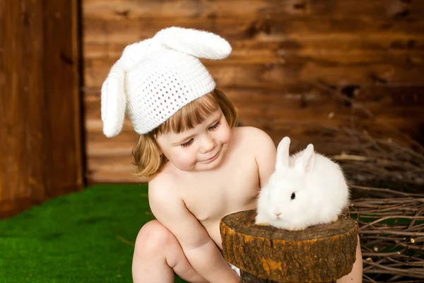 Uma menina com um traje de coelho — Fotografia de Stock