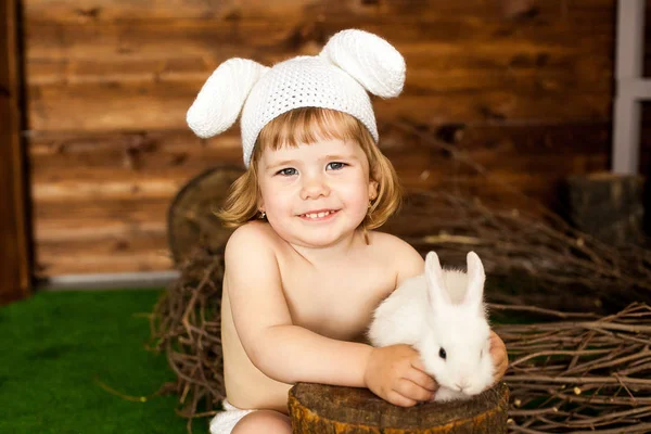 Uma menina com um traje de coelho — Fotografia de Stock