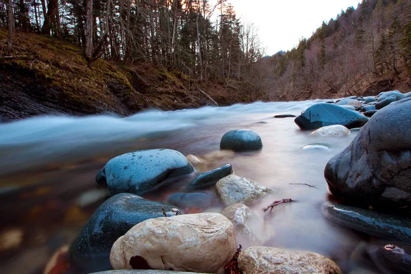 바위를 흐르는 강 풍경 — 스톡 사진
