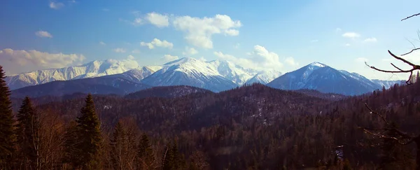 Snowy peaks. Early spring in the mountains. — Stock Photo, Image