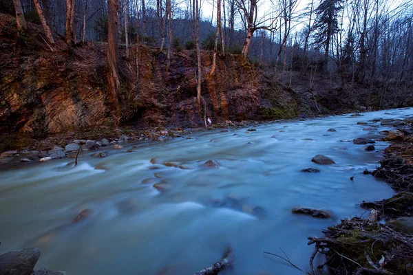 황혼에서 산 강입니다. 이른 봄. — 스톡 사진