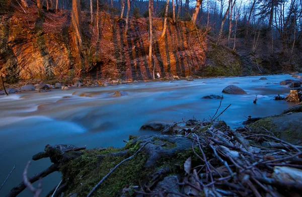 황혼에서 산 강입니다. 이른 봄. — 스톡 사진