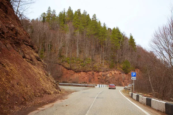 Asphaltierte Straße im Herbstwald — Stockfoto