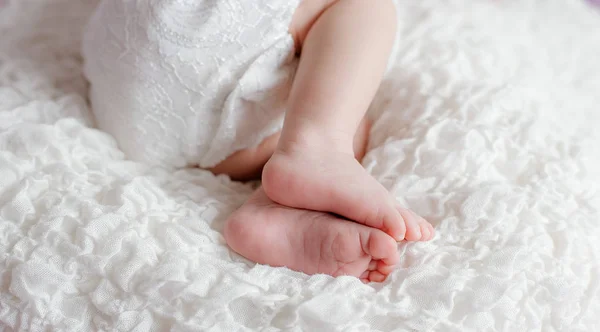 Benen på en sovande baby — Stockfoto