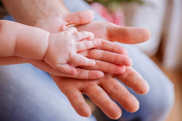 Mão de bebê e pais — Fotografia de Stock