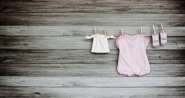 Bebek şeyler ile ahşap arka plan.