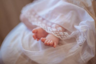 Uyuyan bir bebek bacakları