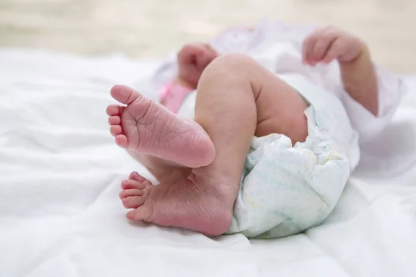De benen van een slapende baby — Stockfoto
