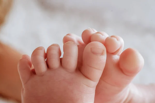 Le gambe di un bambino addormentato — Foto Stock