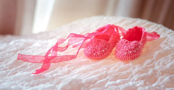 Botas de bebê rosa para bebê menina — Fotografia de Stock