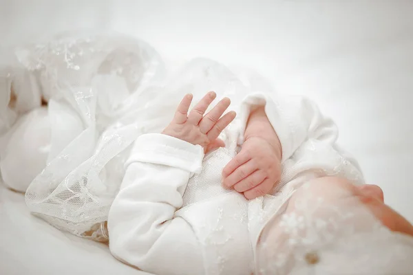 Mãos de bebê nas mãos da mãe — Fotografia de Stock