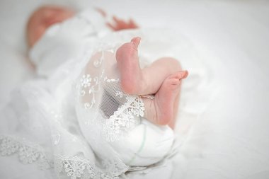 Uyuyan bir bebek bacakları