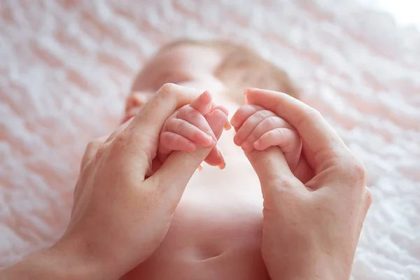 Baby händer i mors händer — Stockfoto