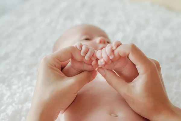 Mani del bambino nelle mani della madre — Foto Stock