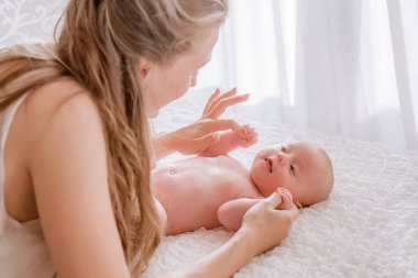 Bebek ve anne oynuyor.