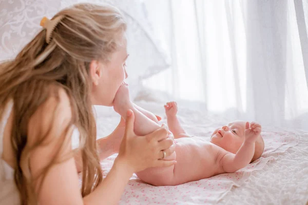 Bebê e mãe brincando — Fotografia de Stock