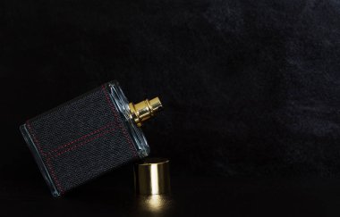 Adam için parfüm şişesi