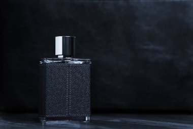 Adam için parfüm şişesi
