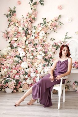 Bahar çiçeklerinin arka planında genç bir kız