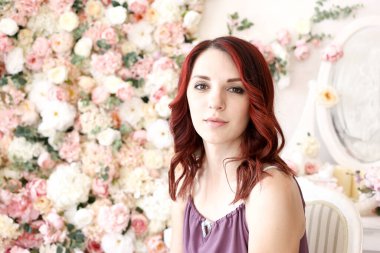 Bahar çiçeklerinin arka planında genç bir kız