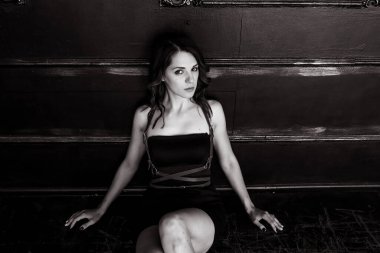 Koşumlu seksi kadın modeli.