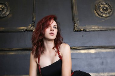 Koşumlu seksi kadın modeli.