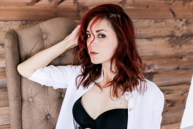 Beyaz gömlekli güzel seksi kız.