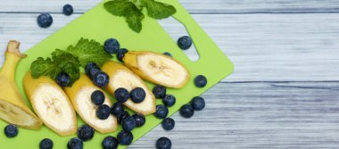 Taze muz ve yabanmersini. Diyet vejetaryen yemekleri..