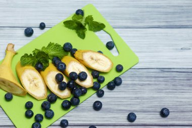 Taze muz ve yabanmersini. Diyet vejetaryen yemekleri..