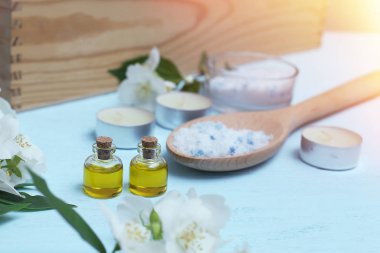 Aromatik yağlar, deniz tuzu, mumlar ve yasemin çiçekleri. Spa ingred