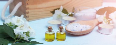 Aromatik yağlar, deniz tuzu, mumlar ve yasemin çiçekleri. Spa ingred
