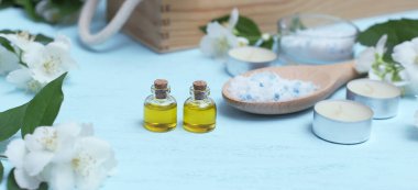Aromatik yağlar, deniz tuzu, mumlar ve yasemin çiçekleri. Spa ingred