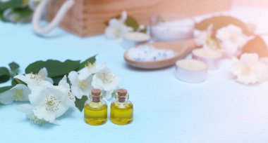 Aromatik yağlar, deniz tuzu, mumlar ve yasemin çiçekleri. Spa ingred