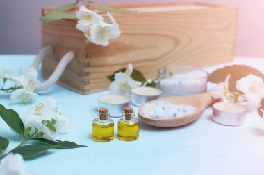 Aromatik yağlar, deniz tuzu, mumlar ve yasemin çiçekleri. Spa ingred