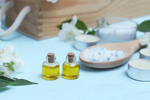 Óleos aromáticos, sal marinho, velas e flores de jasmim. Spa ingred — Fotografia de Stock