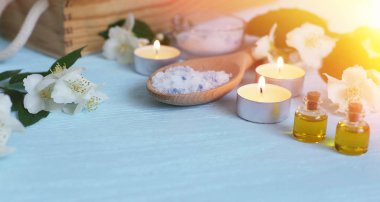 Aromatik yağlar, deniz tuzu, mumlar ve yasemin çiçekleri. Spa ingred