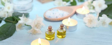 Aromatik yağlar, deniz tuzu, mumlar ve yasemin çiçekleri. Spa ingred