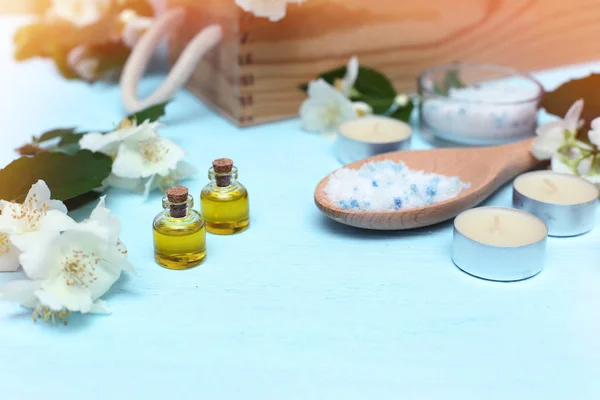 Aromatické oleje, mořská sůl, svíčky a jasmínové květy. Lázně ingred — Stock fotografie