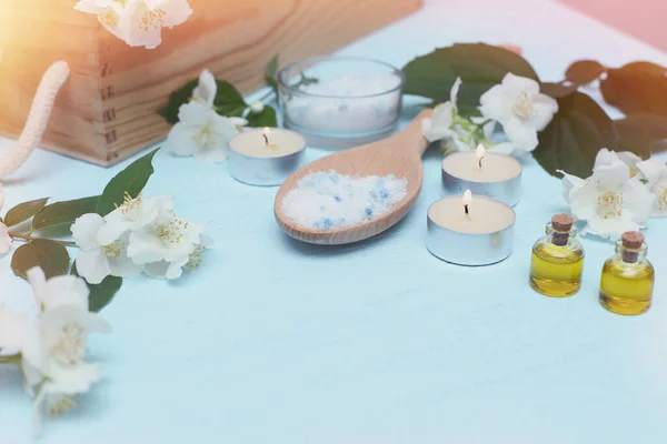 Óleos aromáticos, sal marinho, velas e flores de jasmim. Spa ingred — Fotografia de Stock