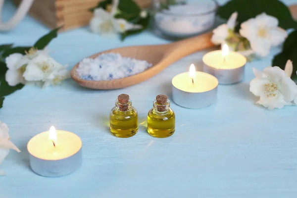 Aromatické oleje, mořská sůl, svíčky a jasmínové květy. Lázně ingred — Stock fotografie