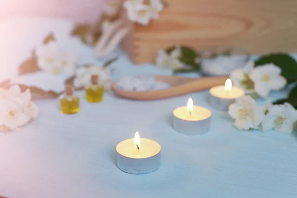 芳香的油,海盐,蜡烛和茉莉花.Spa ingred — 图库照片