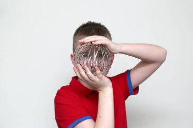 Çocuk çocuklar ve gençler için eğitici kinetik oyuncaklarla oynuyor.